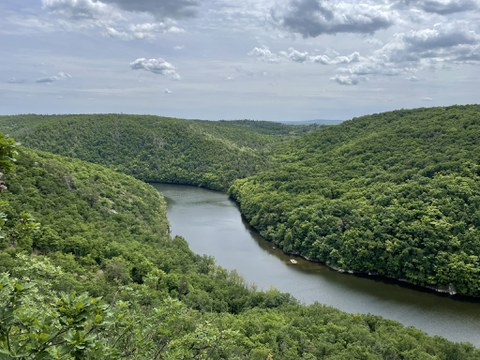 Fluss zwischen bewaldeten Hügeln