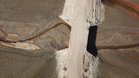 Brücke über einem ausgetrockneten Flusslauf