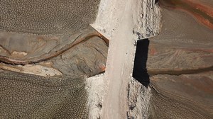 Brücke über einem ausgetrockneten Flusslauf