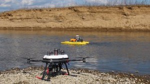 UAV und Boot auf einem Fluss