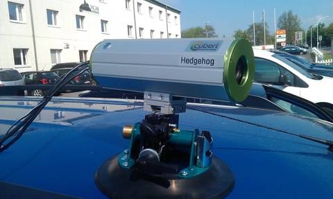 Abb. 1: Hyperspektralkamera UHD 285 – Hedgehog (Cubert GmbH) auf einem Autodach montiert