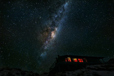 Milchstraße über der Angelus Hut (Nelson Lakes National Park, Neuseeland)