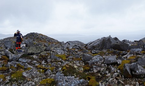Peter Busch vor der GPS-Messausrüstung am Kap Hoorn. Rechts auf dem Felsen ist die GPS-Antenne zu sehen. (Foto: Lutz Eberlein, TU Dresden)