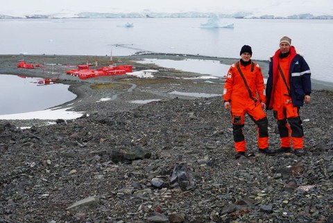 Peter Busch und Lutz Eberlein auf der Anhöhe nahe der chilenischen Antarktisstation Arturo Prat. In der Nähe befindet sich der GPS Punkt (hier nicht zu sehen) (Foto: Lutz Eberlein, TU Dresden)