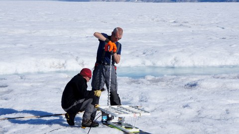 Setup of a pRES site to determine ice thickness on the 79°N glacier in northeast Greenland (2017)