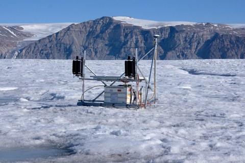 Autonome GNSS-Station auf dem 79°N-Gletscher in Nordostgrönland