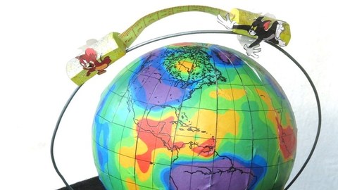Künstlerische Interpretation der beiden GRACE-Satelliten als Tom & Jerry auf einem Doktorhut der Professur für Geodätische Erdsystemforschung