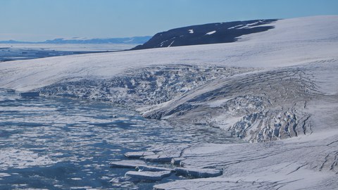 kleiner Ausflussgletscher in der Nähe des Nioghalvfjerdsbræ (79°Gletscher)