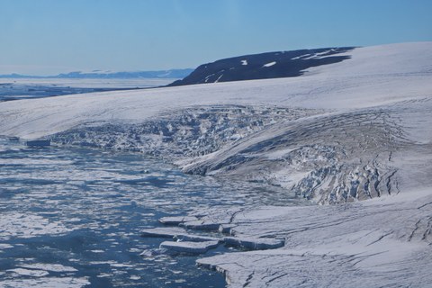 kleiner Ausflussgletscher in der Nähe des Nioghalvfjerdsbræ (79°Gletscher)