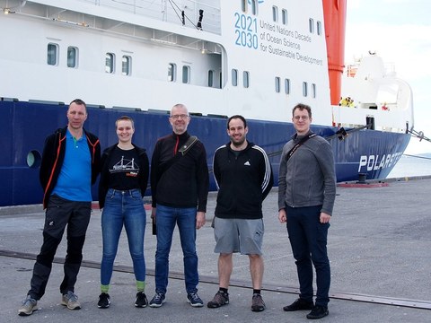 Das Expeditionsteam der TUD vor der Abfahrt der Polarstern in Hobart, Australien: Lutz Eberlein, Marie Weber, Mirko Scheinert, Xabier Blanch Gorriz und Erik Loebel (v.l.n.r.) 