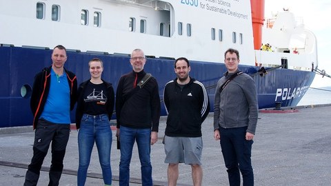 The TUD expedition team before the departure of the Polarstern in Hobart, Australia: Lutz Eberlein, Marie Weber, Mirko Scheinert, Xabier Blanch Gorriz and Erik Loebel (from left to right) 
