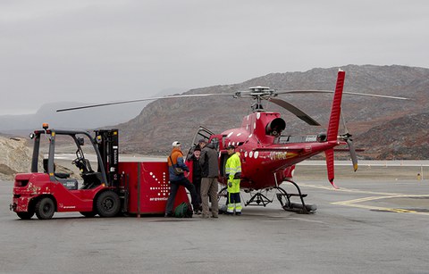 Verstauen der Fracht im Helikopter
