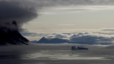 Wolken und Eisberge in Uummannaq