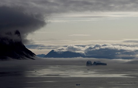 Wolken und Eisberge in Uummannaq