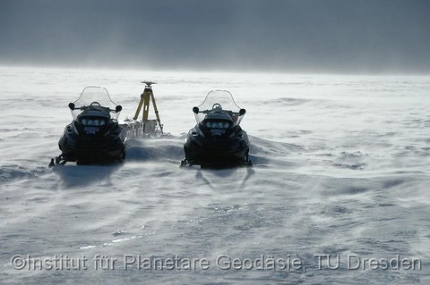 Schneedrift: Bei auffrischendem Wind wird der trockene, lockerer Schnee leicht verweht.