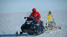 Präzise Vermessung der Eisoberflächenhöhen mit kinematischem GPS. Die GPS-Antenne wurde auf den Schlitten montiert. Die Box enthält den GPS-Empfänger und die Stromversorgung.