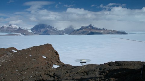 Aufbau einer GPS-Station im Gebirge. 