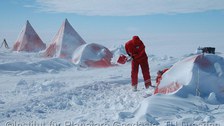 Die Zelte müssen regelmäßig von den herangewehten Schneemassen befreit werden.