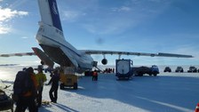 Die Ilyushin, mit der wir Mitte November von Kapstadt in die Antarktis geflogen sind, beim Entladen