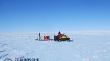 Während einer Messfahrt über das kaum von Schnee bedeckte Blaueis. Neben der GPS-Antenne haben wir stets auch die Survival-Box mit der wichtigsten Ausrüstung für Notfälle (u.a. Zelt, Schlafsäcke, warme Kleidung, Benzinkocher, Instantnahrung) dabei.