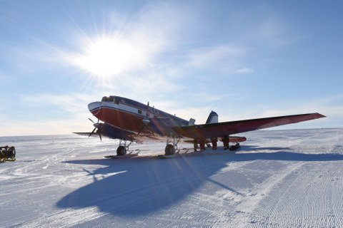 Basler BT-67 mit Kufen auf dem Eis