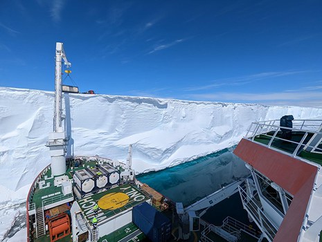 Ausladen des Schiffs an der Schelfeiskante
