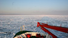 Die Polarstern in der tiefstehenden Mitternachtssonne im Packeis 
