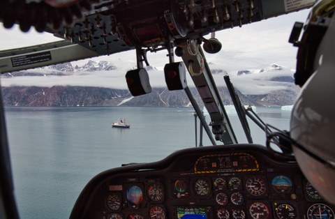 Landeanflug auf Polarstern mit dem Helikopter