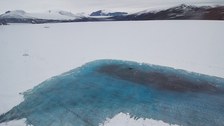 Ein zugefrorener supraglazialer See auf dem Gletscher