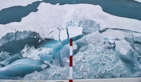 Ein einfacher Maßstab querab vom Schiff ermöglicht die ungefähre Einschätzung der Eisdicke.
