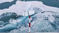 Ein einfacher Maßstab querab vom Schiff ermöglicht die ungefähre Einschätzung der Eisdicke.