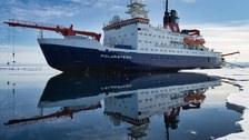 Polarstern bei Arbeiten im Eis