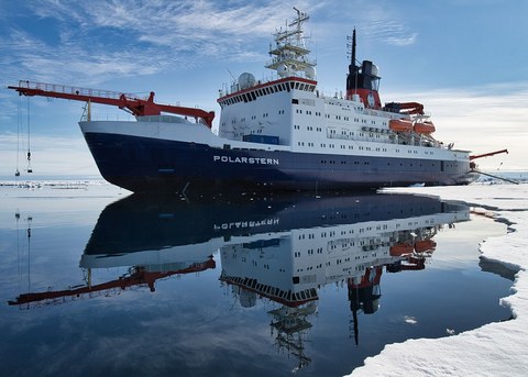 Polarstern bei Arbeiten im Eis