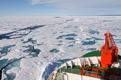 Polarstern in transit to Aurora - the northernmost point of the expedition