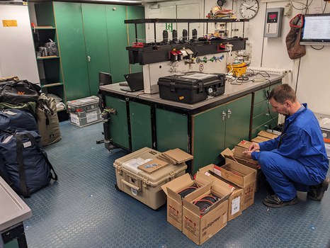 Lutz_checking-batteries