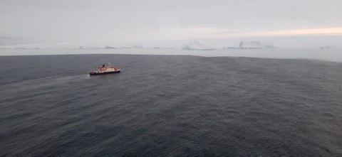 Polarstern_an_der_Meereiskante