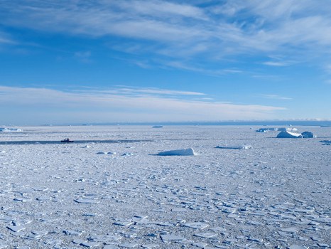 45_Polarstern-in-ice