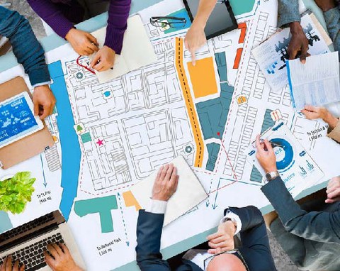 Draufsicht Talkrunde vor Stadtplan