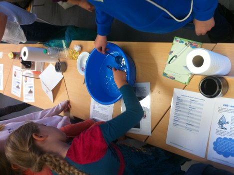 Schüler*innenexperiment zu Ölverschmutzungen