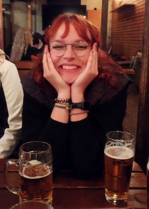 Leah in Bar, vor ihr Getränke