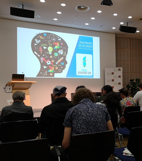 Publikum vor einem Podium