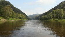Blick auf die Elbe von der Flussmitte mit sächsischer Schweiz im Hintergrund