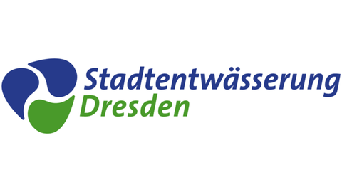 Logo Stadtentwässerung Dresden - Schriftzug in grün und blau mit Recyling-Zeichen in Tropfenform