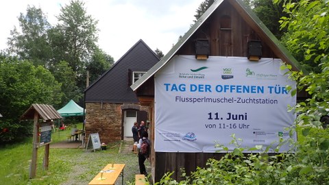 Muschelstation im Vogtland: altes Hause mit Banner