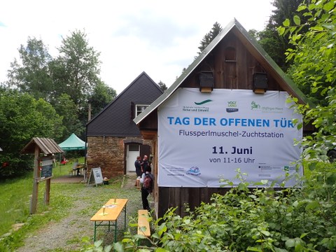 Muschelstation im Vogtland: altes Hause mit Banner