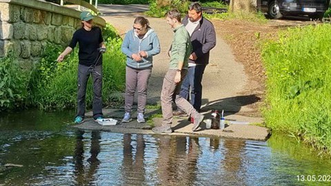 4 Personen am Wasser