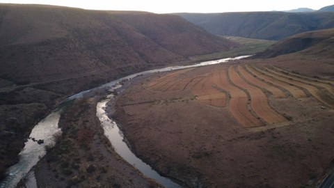 Luftbild  des aride Teils der Karoo, Wasser und und ganzjährig wasserführende Flüsse sind hier selten.