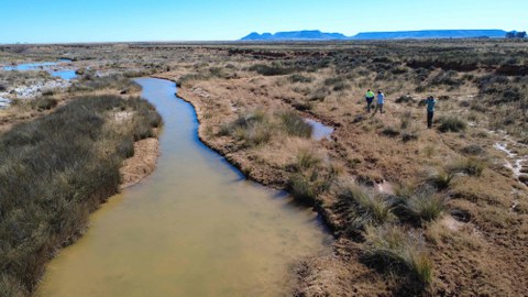 Luftbild einer Landschaft der semi-ariden Karoo mit einem teilweise ausgetrockneten Flussbett.
