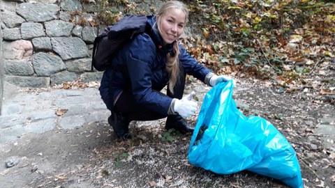 Anne Geißler bei dem Versuch Styroporkugeln zu sammeln