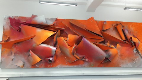 Tilman Hornig, Faltung Nr. 49, 2012, Lack auf Stahl, Holz, 270 x 771 x 51 cm, Dauerleihgabe der Galerie Gebr. Lehmann, Dresden